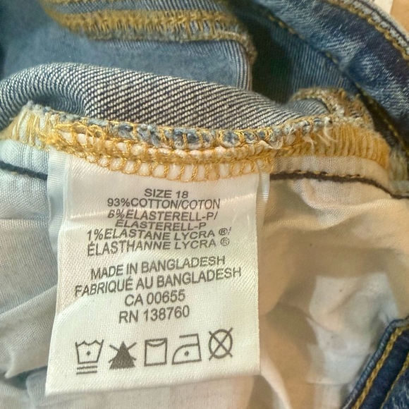 Slightly Curvy Blue Cropped Jeans - Picture 6 of 6